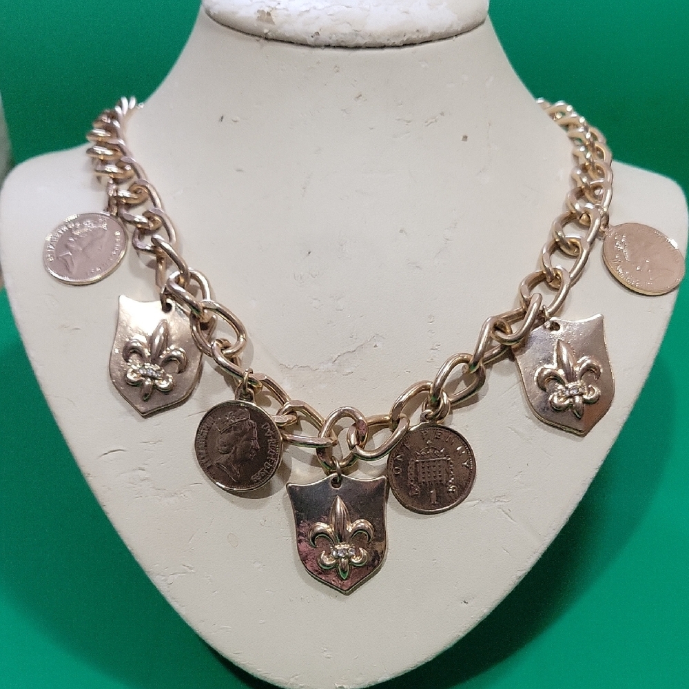 Chic Gold Fleur-de-Lis Necklace